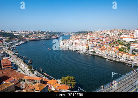 Panoramablick auf den Fluss Douro mit Porto Ribeira auf der rechten Seite und Vila Nova de Gaia auf der linken Seite, Blick vom Oberdeck der Brücke Dom Luís i, Porto, Po Stockfoto