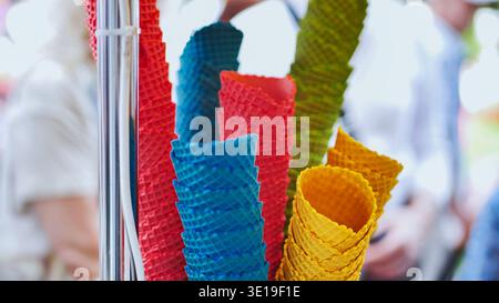 Stapel von lebhaften Waffelkegeln, die im Freien erfrischende Sommerdesserts anbieten Stockfoto
