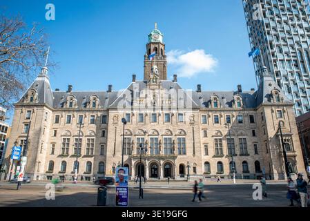Rotterdam, Süd-Holland, Niederlande. März 2026. Kampagnenanzeigen werden außerhalb des Stadthauses von Rotterdam angezeigt. Am 15. März 2026, drei Tage vor den Kommunalwahlen am 18. März 2026, durchsuchten Parteikandidaten und Freiwillige die Straßen Rotterdams. (Kreditbild: © James Petermeier/ZUMA Press Wire) NUR REDAKTIONELLE VERWENDUNG! Nicht für kommerzielle ZWECKE! Stockfoto
