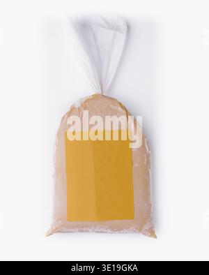 Abgepackte Mangoeismischung in einem Plastikbeutel mit Etikett, isoliert auf weißem Hintergrund Stockfoto