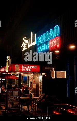 Neon-Bar-Schilder, die nachts in der belebten Lissabon-Straße leuchten, Portugal. Stockfoto