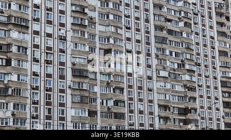 Fassade des Wohngebäudes mit Balkonen und Klimaanlagen Stockfoto
