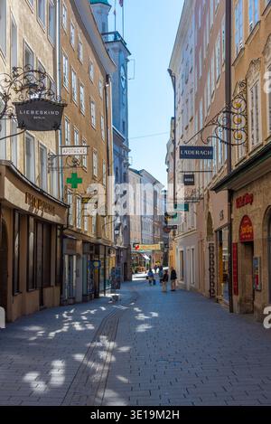 Salzburg, Österreich, 20. April 2025: Getreidegasse in der Altstadt von Salzburg, Österreich.BILD Stockfoto