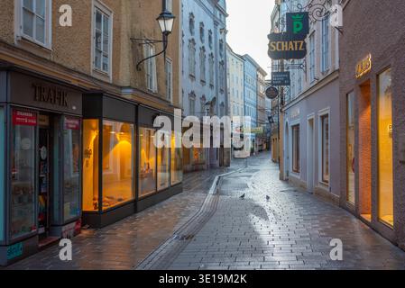 Salzburg, Österreich, 20. April 2025: Handelsstraße Getreidegasse in der Altstadt von Salzburg, Österreich.BILD Stockfoto