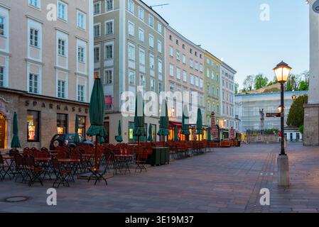 Salzburg, Österreich, 20. April 2025: Handelsstraße Getreidegasse in der Altstadt von Salzburg, Österreich.BILD Stockfoto