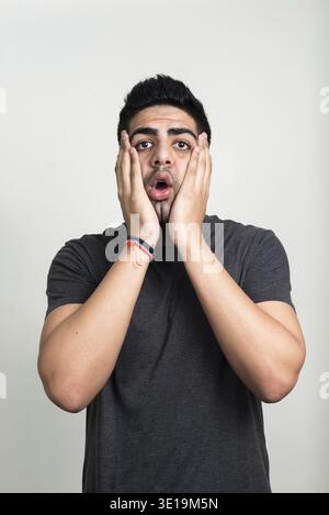 Studio-Aufnahme eines jungen gutaussehenden bärtigen Indianers vor weißem Hintergrund Stockfoto