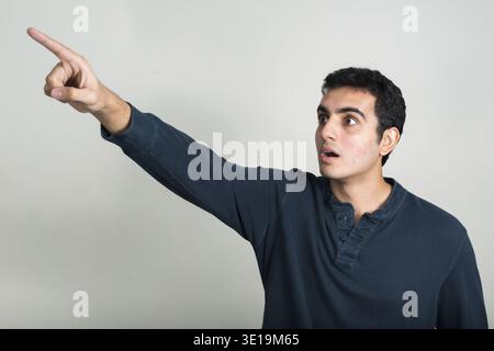 Studio shot der jungen schönen Indischen Menschen gegen den weißen Hintergrund Stockfoto