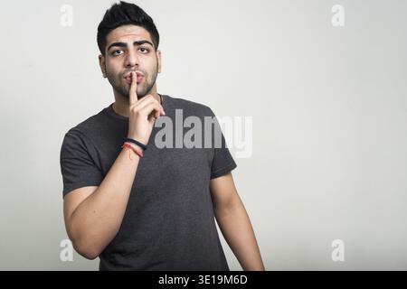 Studio-Aufnahme eines jungen gutaussehenden bärtigen Indianers vor weißem Hintergrund Stockfoto