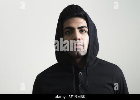 Studio-Aufnahme eines jungen gutaussehenden bärtigen Indianers vor weißem Hintergrund Stockfoto