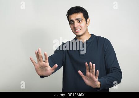 Studio shot der jungen schönen Indischen Menschen gegen den weißen Hintergrund Stockfoto