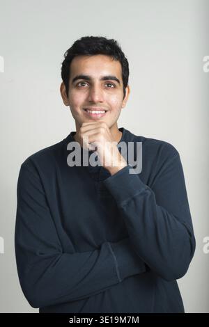 Studio shot der jungen schönen Indischen Menschen gegen den weißen Hintergrund Stockfoto