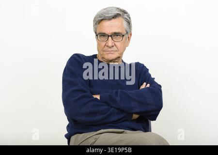 Studio-Aufnahme eines gutaussehenden Senior-Mannes vor weißem Hintergrund Stockfoto
