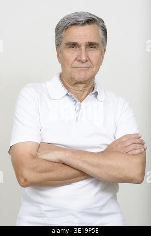 Studio-Aufnahme eines gutaussehenden Senior-Mannes vor weißem Hintergrund Stockfoto