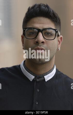 Porträt eines jungen, gutaussehenden Indianers gegen Blick auf die Stadt Stockfoto