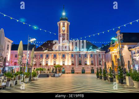 Sankt Polten, Österreich, 24. August 2025: Sonnenaufgangsansicht des Rathausplatzes in Sankt Polten, Österreich.BILD Stockfoto