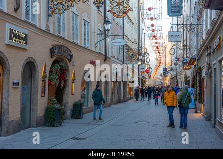 Salzburg, Österreich, 3. Januar 2026: Handelsstraße Getreidegasse in der Altstadt von Salzburg, Österreich.BILD Stockfoto