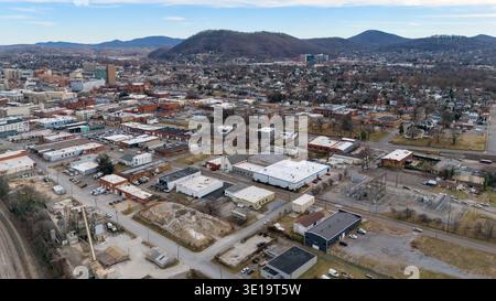Luftaufnahme des Industrieviertels in Roanoke Virginia mit Hügeln Stockfoto