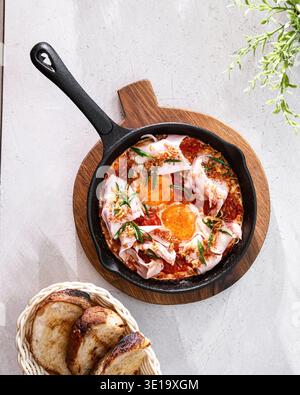 Shakshuka-Frühstück Mit Skillet. Herzhafte Eier Mit Gewürzsauce. Rustikales Skillet-Gericht Mit Eiern Und Gewürzen Stockfoto