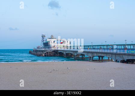 Bournemouth, England, 14. Juli 2025: Blick auf den Bournemouth Pier in England bei Sonnenuntergang Stockfoto