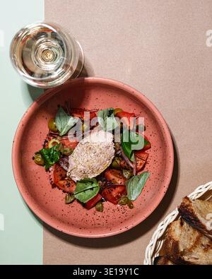 Frischer, Aromatischer Salat. Sommergericht Mit Käse Und Gemüse. Farbenfroher Burrata- Und Tomatensalat Mit Brot Stockfoto