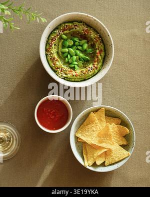 Cremige Guacamole Mit Frischen Seiten. Zwangloses Picknick Mit Cremiger Guacamole Und Bunten Seiten Stockfoto