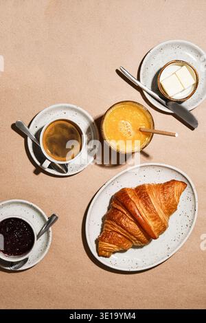 Frühstücksszene Am Morgen. Einfaches Croissant Mit Getränken. Zwangloses Frühstück Mit Getränken Und Gebäck Stockfoto