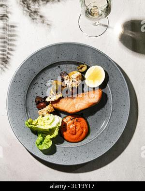 Gegrillter Fisch Mit Beilagen. Gesunder Gegrillter Lachs Mit Gemüse Und Eierbegleitung Stockfoto