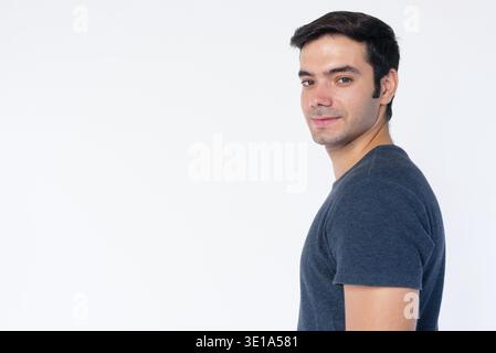 Studio-Aufnahme eines jungen, gutaussehenden Persers, isoliert vor weißem Hintergrund Stockfoto
