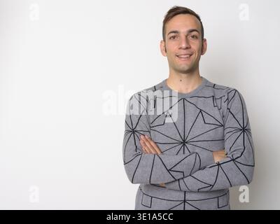 Studio-Aufnahme eines jungen Persiers vor weißem Hintergrund Stockfoto