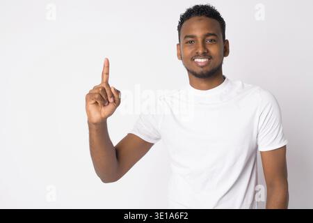Studio-Schuss von jungen gutaussehenden Afrikanern vor weißem Hintergrund Stockfoto