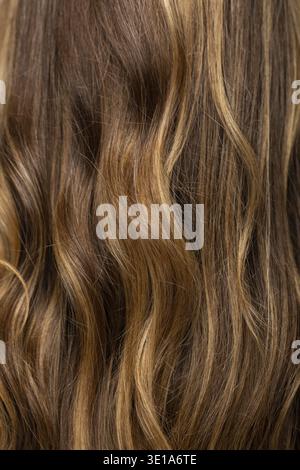 Großaufnahme gesunder lockiger Haare. Konzepte von Haarpflege, Färben und Styling Stockfoto