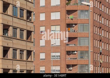 Moderne, rot-braune Wohnblocks in Vila-Real, Castello, Spanien, mit Balkonen, Fenstern mit Fensterläden, und städtische Wohnarchitektur. Stockfoto