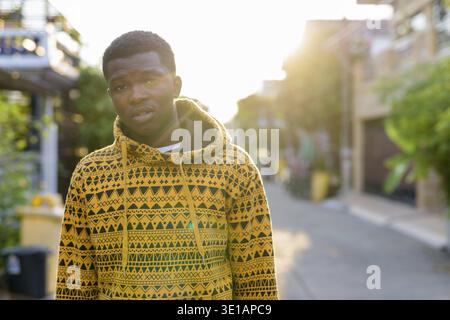 Jungen schwarzen afrikanischen Mann mit Kapuze im Freien Stockfoto