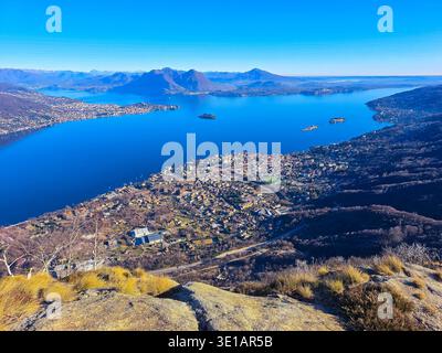 Panoramablick auf den Lago Maggiore in Italien. BILD Stockfoto
