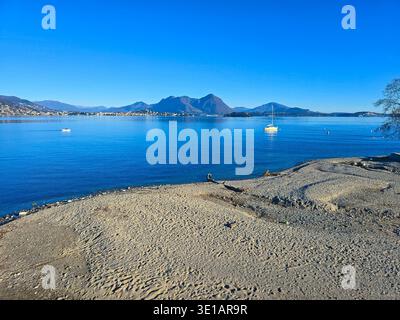 Panoramablick auf den Lago Maggiore in Italien. BILD Stockfoto