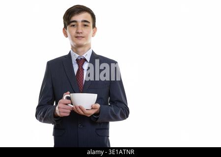 Studioaufnahme eines jungen, hübschen persischen Teenagers, der Kaffee hält becher Stockfoto