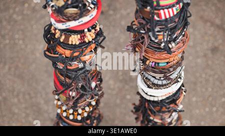 Bunte Armbänder stapeln sich auf dem Indian Market Stockfoto