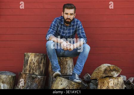 Schöner bärtiger Mann im karierten Hemd Stockfoto