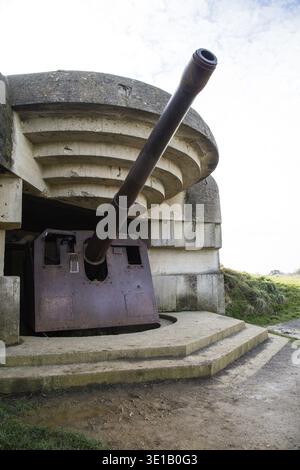 Alten gebrochenen deutsche Bunker des Atlantikwalls und Artillerie Batterie Longues sur Mer Stockfoto