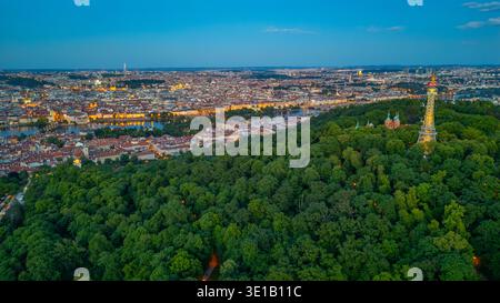 Panoramablick auf Prag bei Sonnenuntergang vom Petrin-Hügel, Tschechische republik. BILD Stockfoto