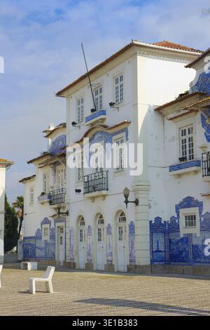 Blick auf das historische Bahnhofsgebäude mit den berühmten Azulejos-Fliesen an den Wänden in Aveiro, Portugal Stockfoto