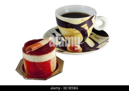 Obstgebäck aus Passionsfrucht und Himbeeren und eine Tasse Kaffee auf weißem Hintergrund Stockfoto