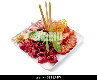 Auf einer wunderschön angeordneten Wurstplatte werden verschiedene Wurstwaren, knusprige Brotstangen und frische Kräuter präsentiert, perfekt für die Unterhaltung der Gäste während eines Stockfoto
