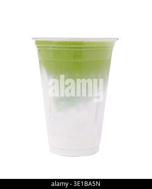 Eine klare Tasse gefüllt mit einem leuchtend grünen Matcha-Getränk zeigt einen wunderschönen Farbverlauf von tiefgrün zu weiß, was den reichhaltigen Reichtum des erfrischenden Getränks unterstreicht Stockfoto
