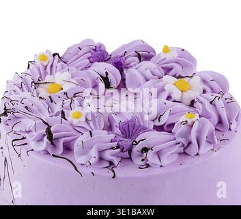 Köstlicher lila Kuchen, dekoriert mit Blumen und Schokolade, perfekt für eine Geburtstagsparty mit Freunden und Familie Stockfoto