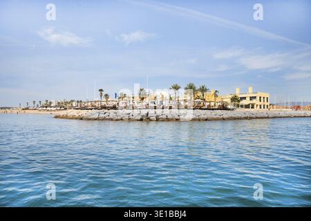 Faro, Portugal, 26. september 2020. Kleines traditionelles Fischerdorf Ferragudo am Flussufer mit weißen Häusern mit Ziegeldächern im Sommer auf einem s Stockfoto