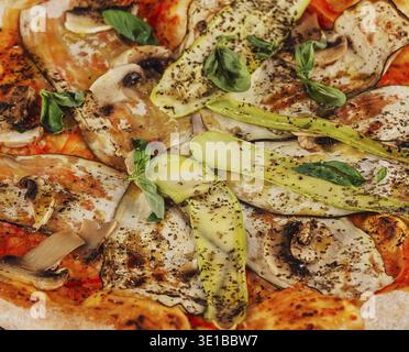 Nahaufnahme von vegetarischer Gourmet-Pizza mit frischen Zutaten für Lebensmittelfotografie und italienische Küche. Genießen Sie dieses pflanzliche Abendessen oder Mittagessen Stockfoto