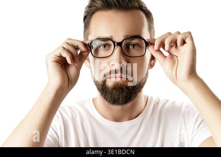 Junger und hübscher bärtiger Mann mit Brille auf weißem Hintergrund Stockfoto