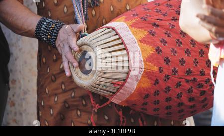 Delhi, Indien - 19. September 2025: Indischer Ganesha-Festivalmusiker, der traditionelle Madal-Trommel spielt Stockfoto