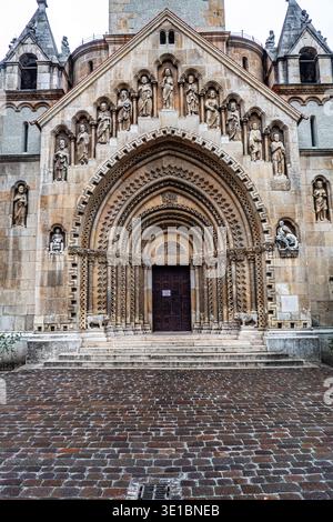 Reich verziertes romanisch-gotisches Portal mit geschnitztem Steinarchivolt und Skulpturenfiguren in der Kapelle der Burg Vajdahunyad in Budapest, Ungarn Stockfoto